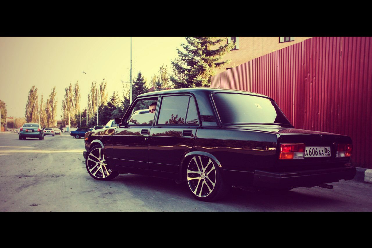 Ваз 2107 бункер. Рельсы r15 на ваз 2107. Ваз 2107 серебристая тонированная на литье. Ваз 2107 черная на воссенах. Ваз 2107 r16.